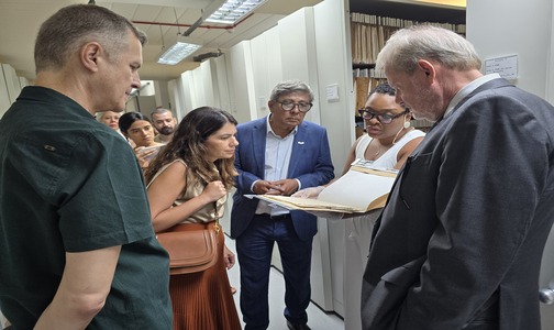 Diretoria da FINEP visita Centro de pesquisa e Documentação Histórica da FGV